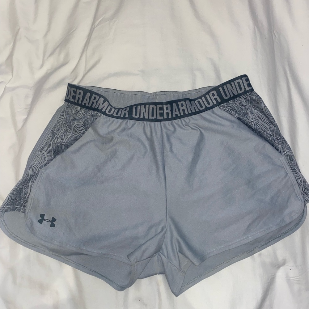 UNDER ARMOUR SHORTS SIZE L, lightly worn